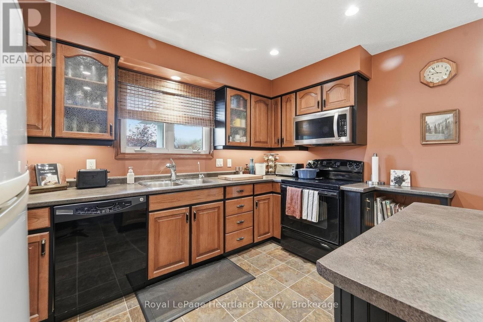 33950 Bachand Street, Bluewater, Ontario  N0M 2T0 - Photo 9 - X13852102