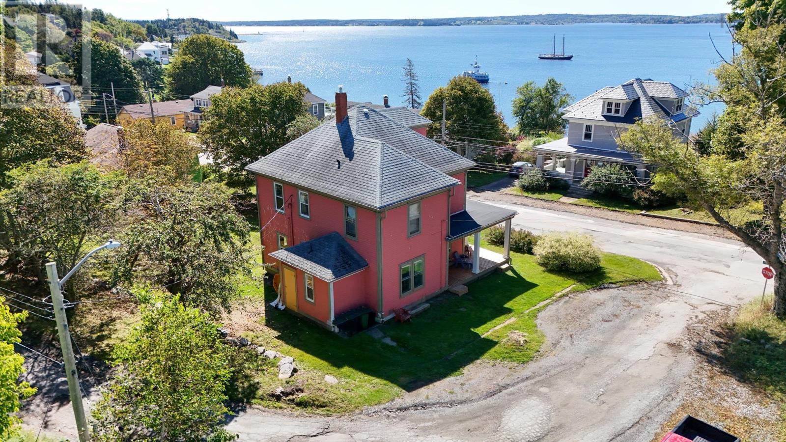 311 Pelham Street, Lunenburg, Nova Scotia  B0J 2C0 - Photo 6 - 202624681
