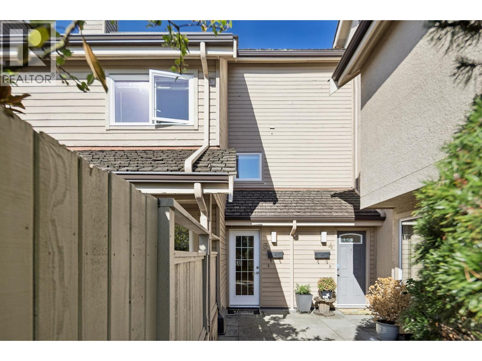 3 230 W 15TH STREET, North Vancouver, British Columbia