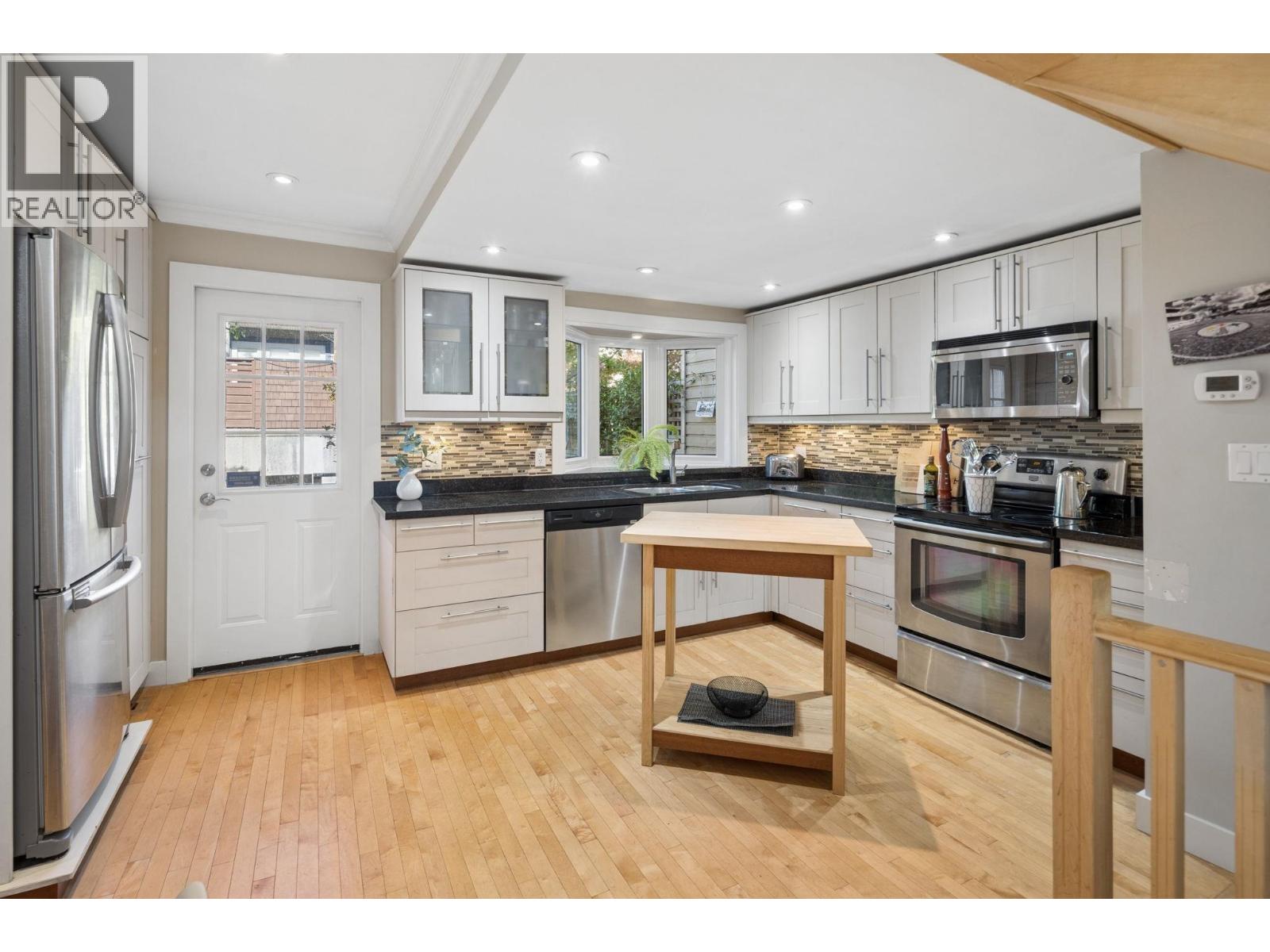 3 230 W 15th Street, North Vancouver, British Columbia  V7M 1S2 - Photo 2 - R3171413