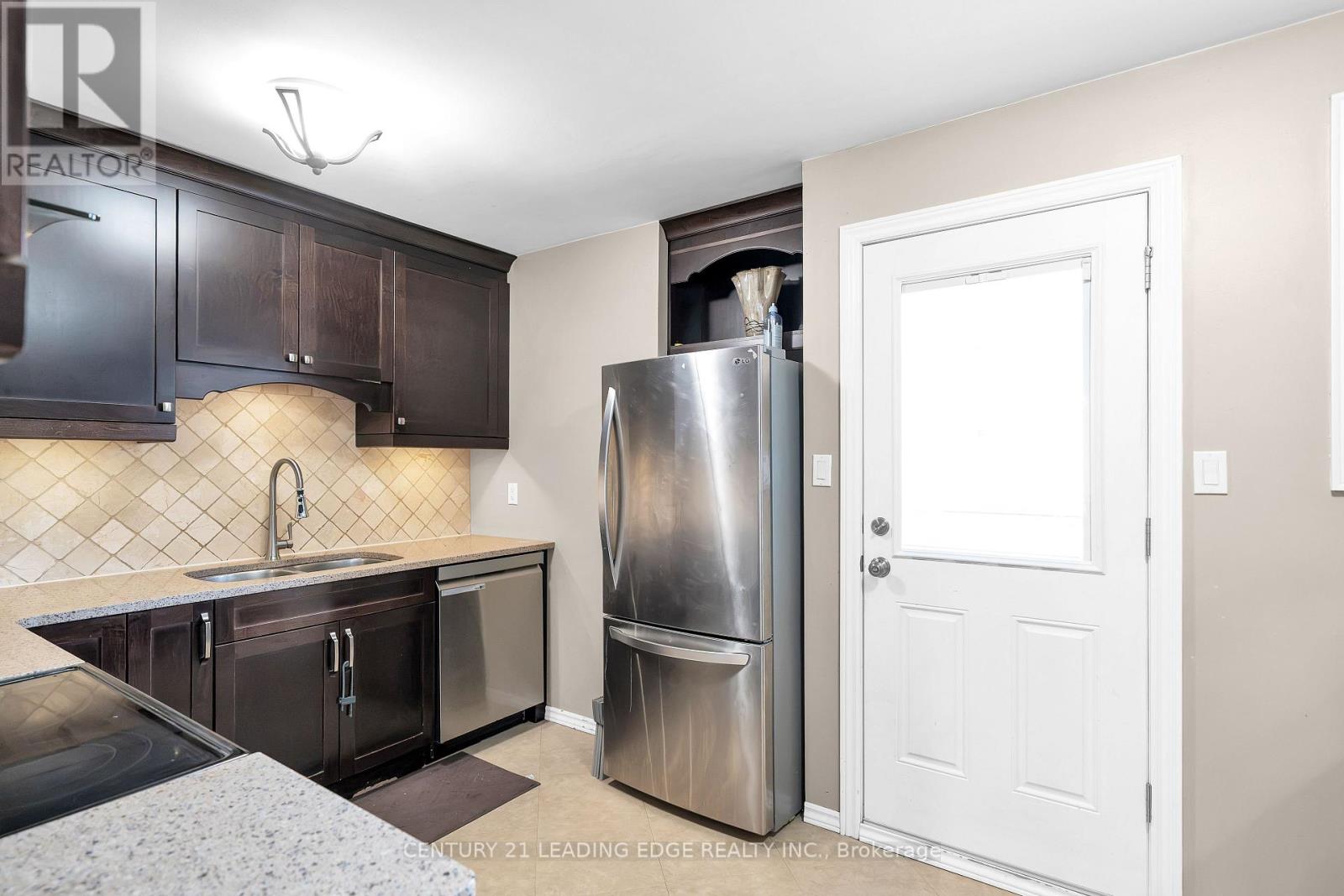 10 Fairbairn Court, Clarington, Ontario L1C 4K9 - Photo 4 - E13852242