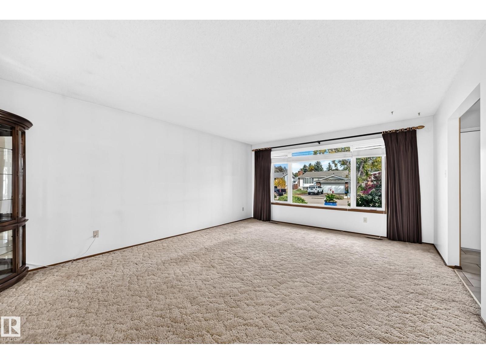 7355 18 AV NW
