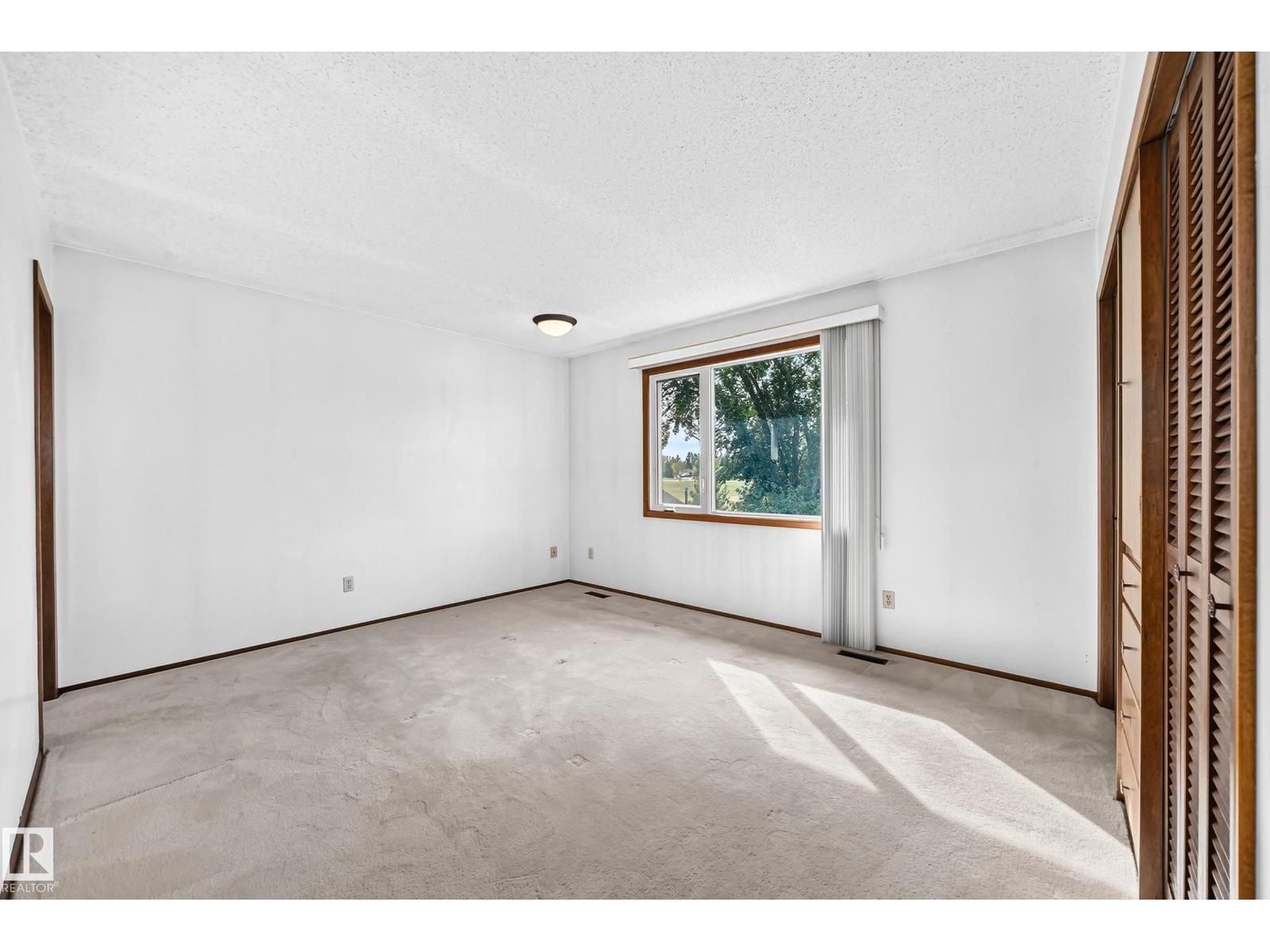 7355 18 AV NW