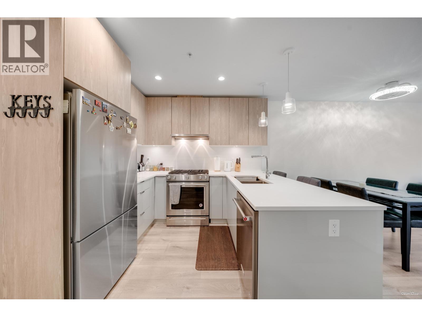 207 128 E 8th Street, North Vancouver, British Columbia V7L 1Y7 - Photo 2 - R3171376