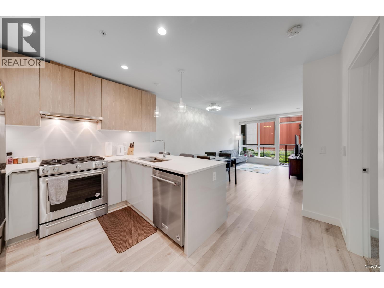 207 128 E 8TH STREET, North Vancouver, British Columbia