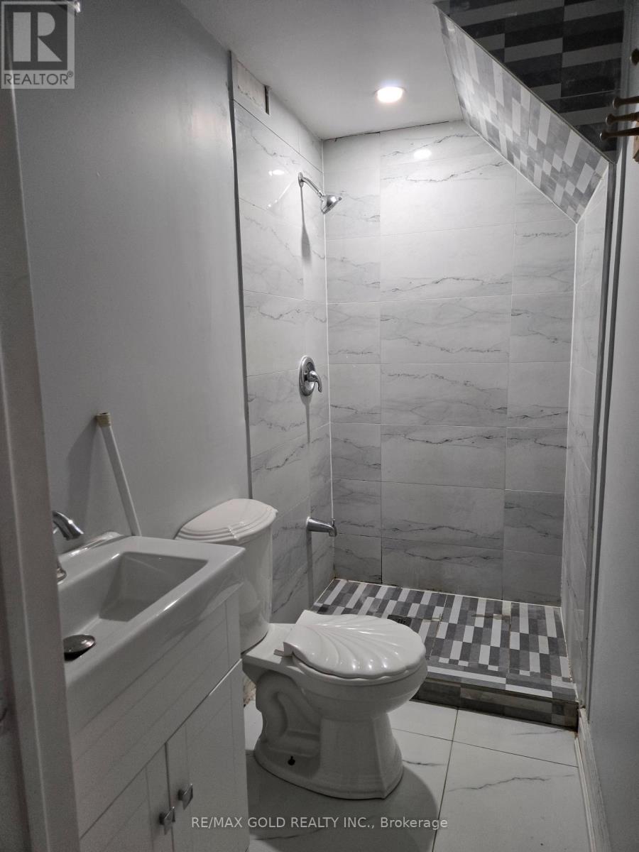 18 Markham Street, Brampton, Ontario  L6S 2X7 - Photo 5 - W13830946