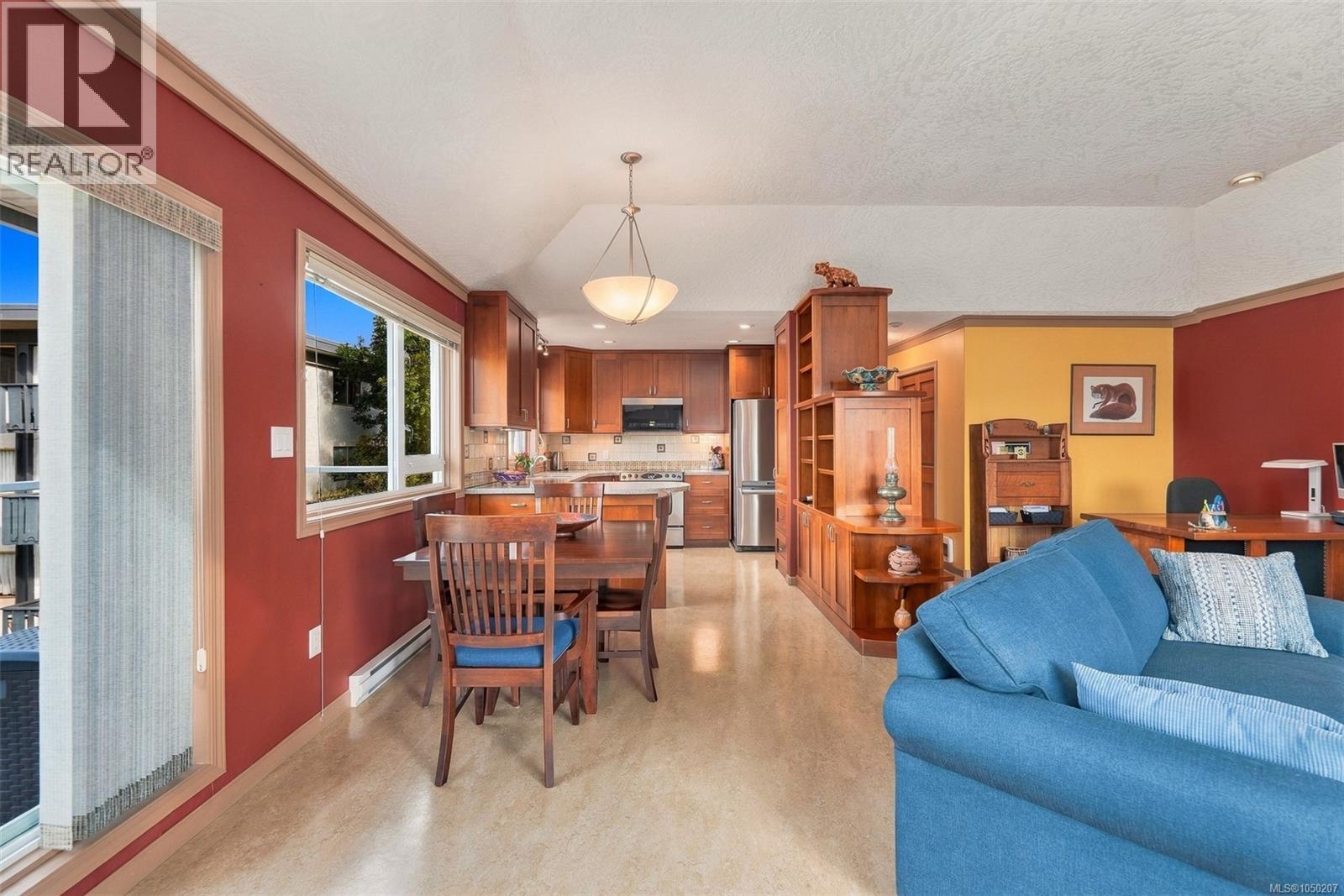 303 1158 Fairfield Rd