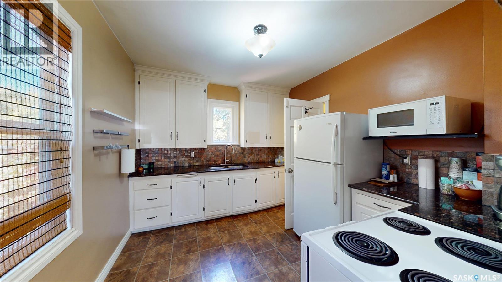 723 9th Street E, Saskatoon, Saskatchewan  S7H 0M6 - Photo 3 - SK050009
