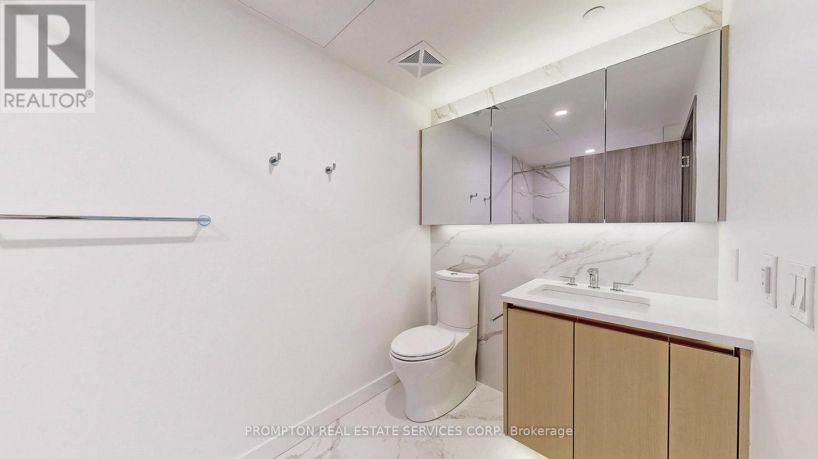 2207 - 1 Concord Cityplace Way, Toronto, Ontario  M5V 0X3 - Photo 24 - C13852794