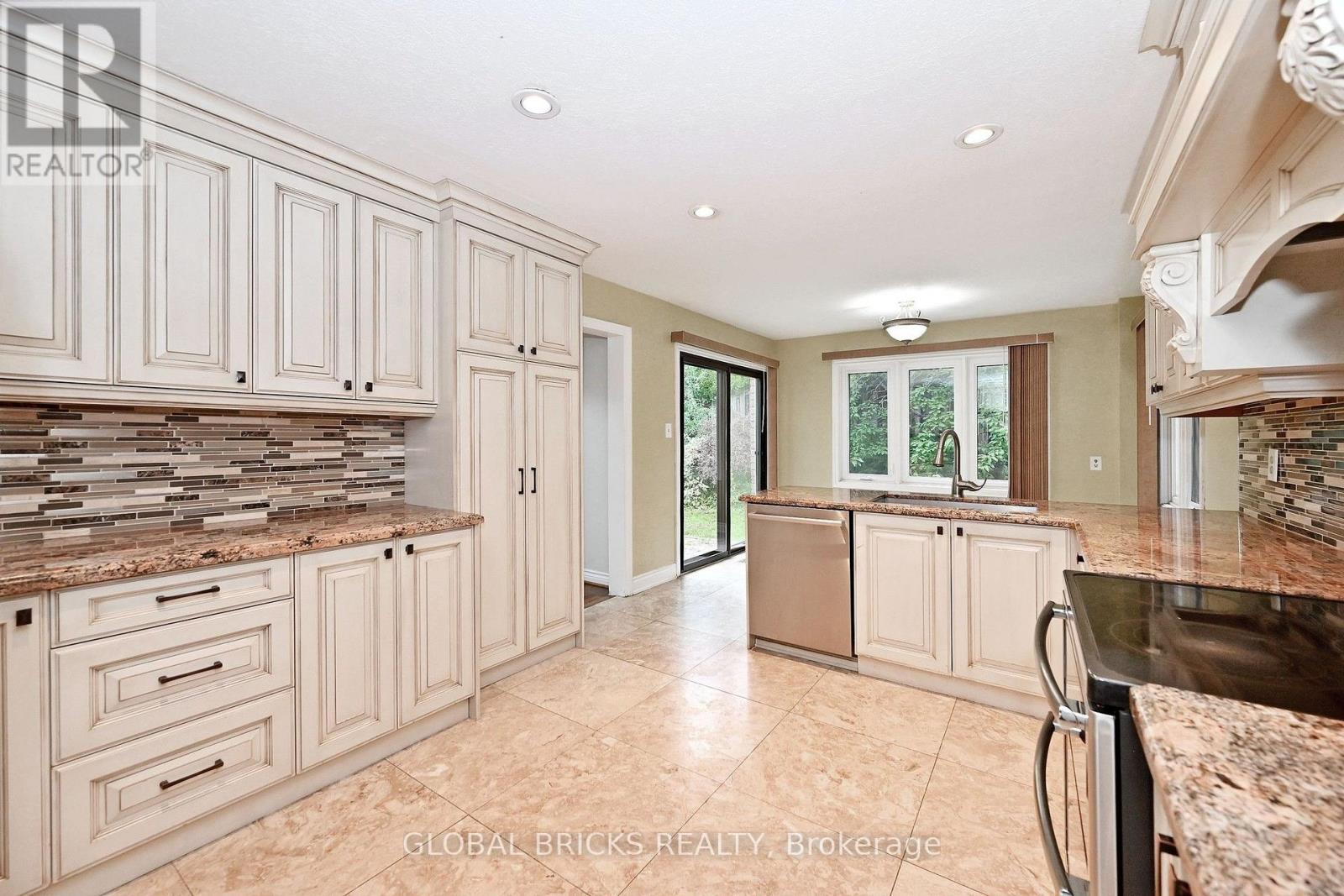 8 Elmsley Drive, Richmond Hill (Observatory), Ontario  L4C 8N1 - Photo 11 - N13845102