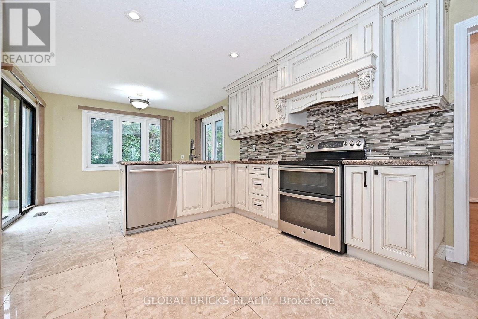 8 Elmsley Drive, Richmond Hill (Observatory), Ontario  L4C 8N1 - Photo 12 - N13845102