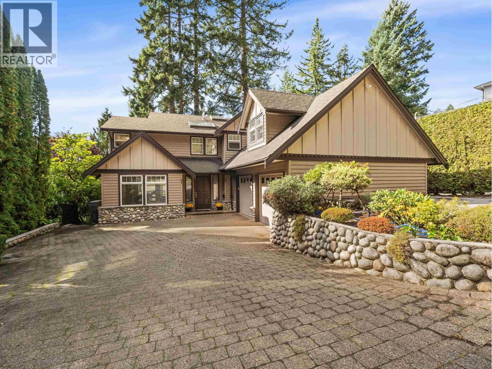 4047 WOODBURY AVENUE, North Vancouver, British Columbia