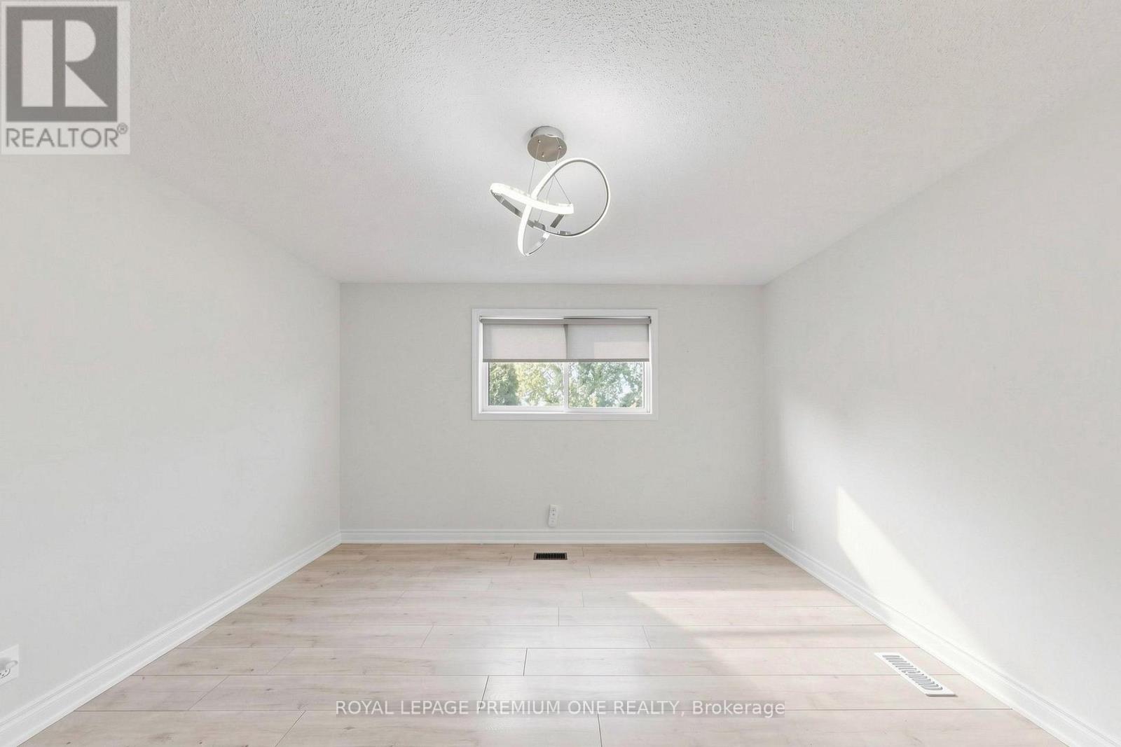 98 Thornton Avenue, Bradford West Gwillimbury, Ontario  L3Z 1N4 - Photo 10 - N13852824