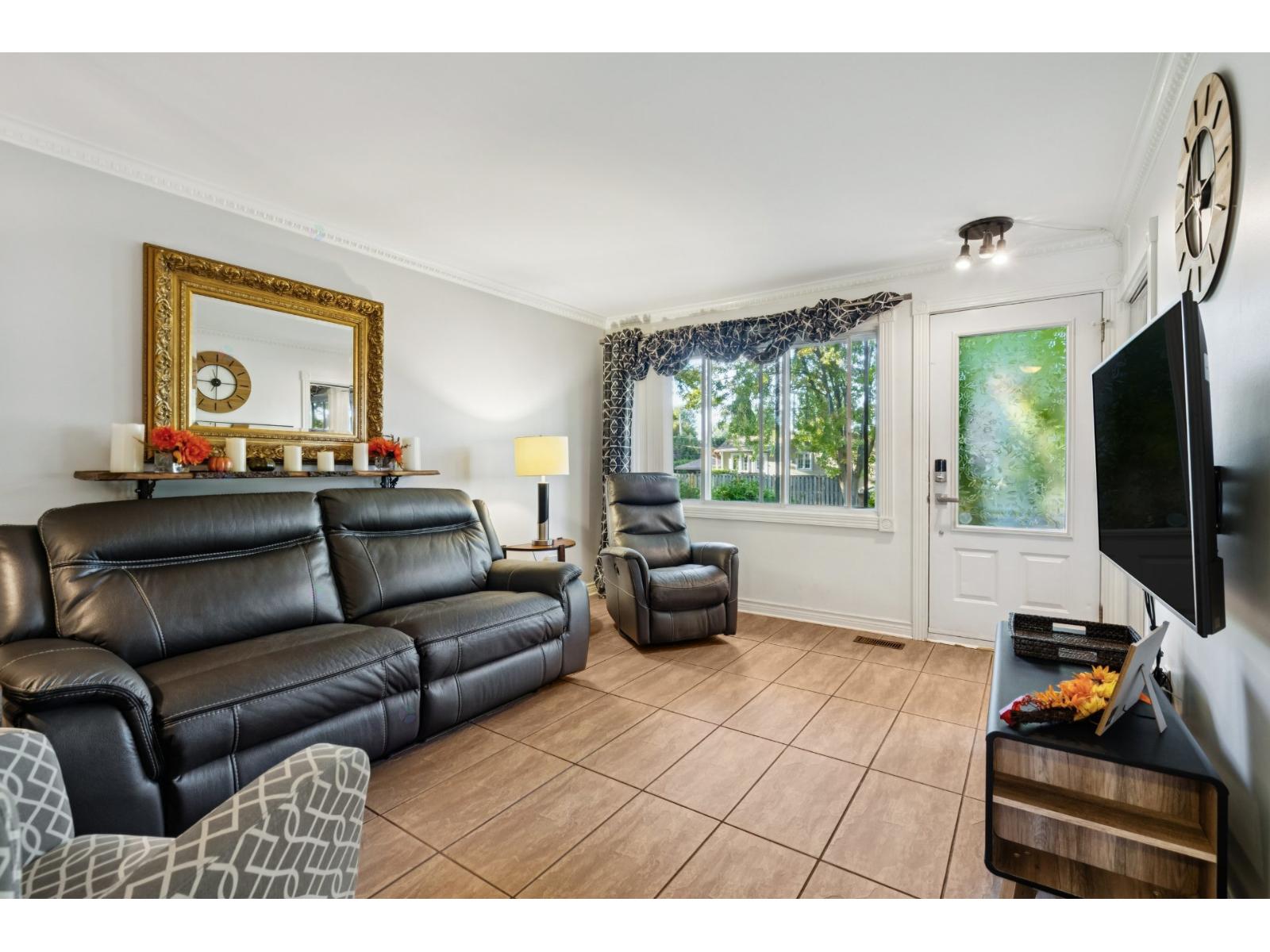 3418 Rue Marian Laval (Fabreville) Quebec Canada H7P1M3 5