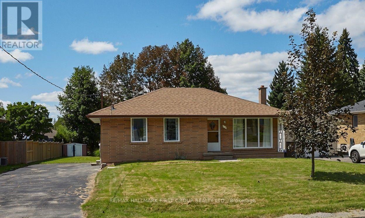 212 Hallett Avenue, Whitby, Ontario  L1N 5K8 - Photo 2 - E13853080