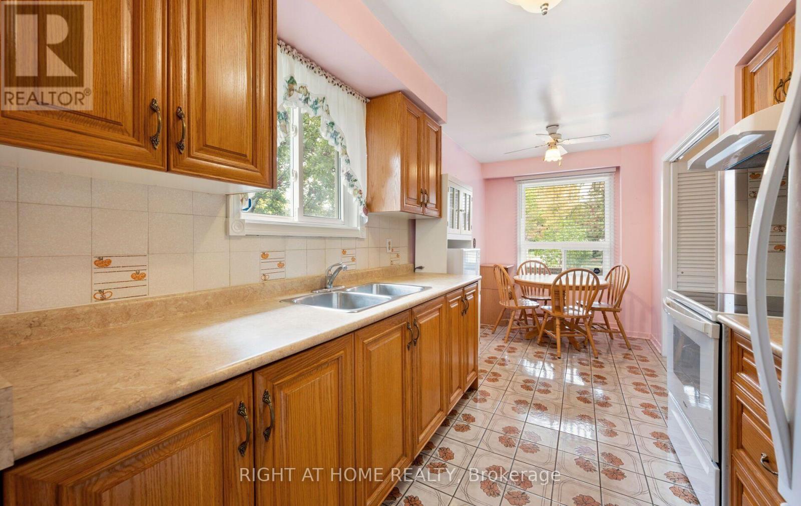 875 Messenger Meadow Drive, Mississauga, Ontario  L5C 3T1 - Photo 11 - W13853160