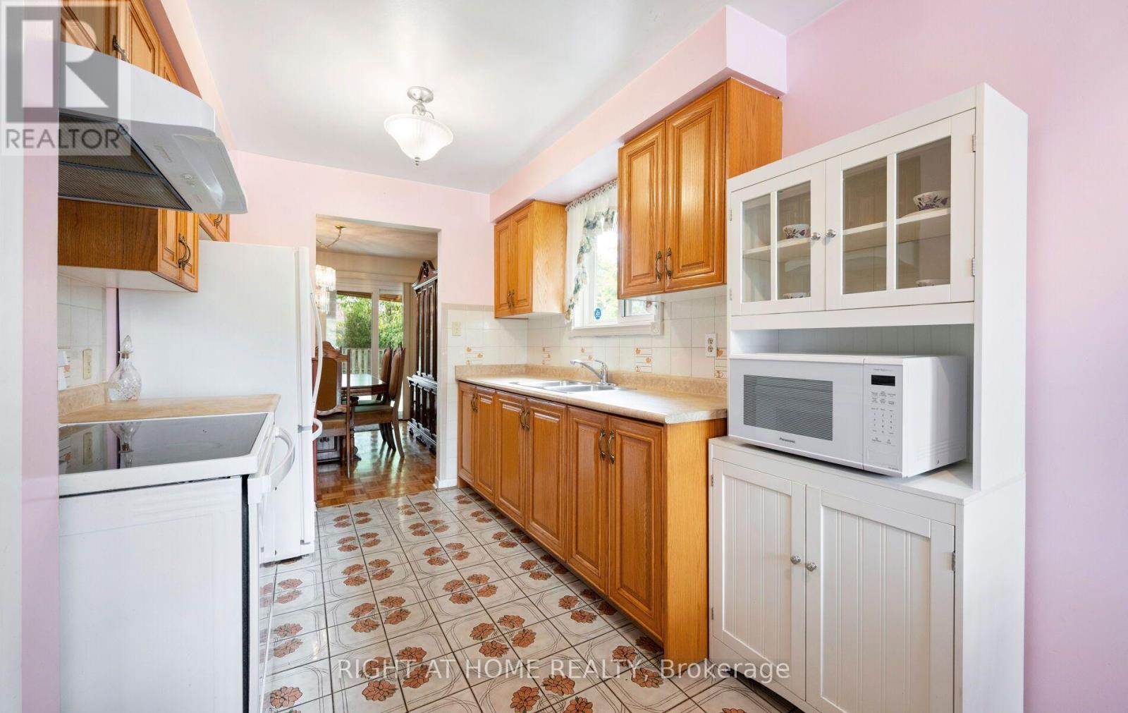 875 Messenger Meadow Drive, Mississauga, Ontario  L5C 3T1 - Photo 13 - W13853160