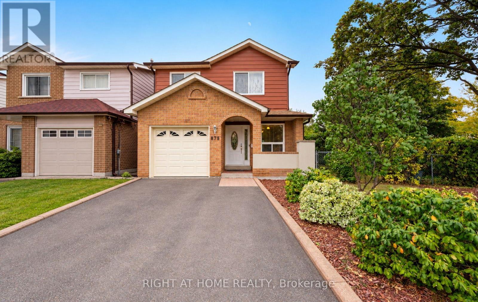 875 Messenger Meadow Drive, Mississauga, Ontario  L5C 3T1 - Photo 2 - W13853160