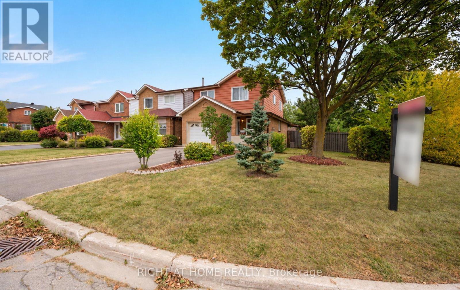 875 Messenger Meadow Drive, Mississauga, Ontario  L5C 3T1 - Photo 3 - W13853160