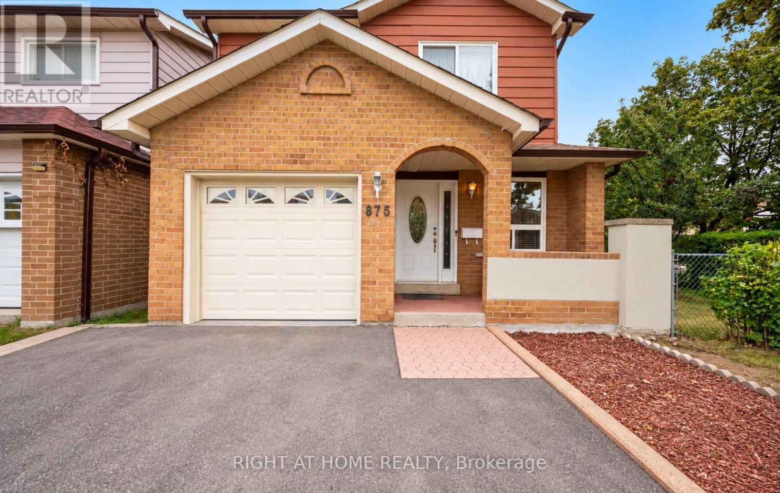 875 Messenger Meadow Drive, Mississauga, Ontario  L5C 3T1 - Photo 4 - W13853160