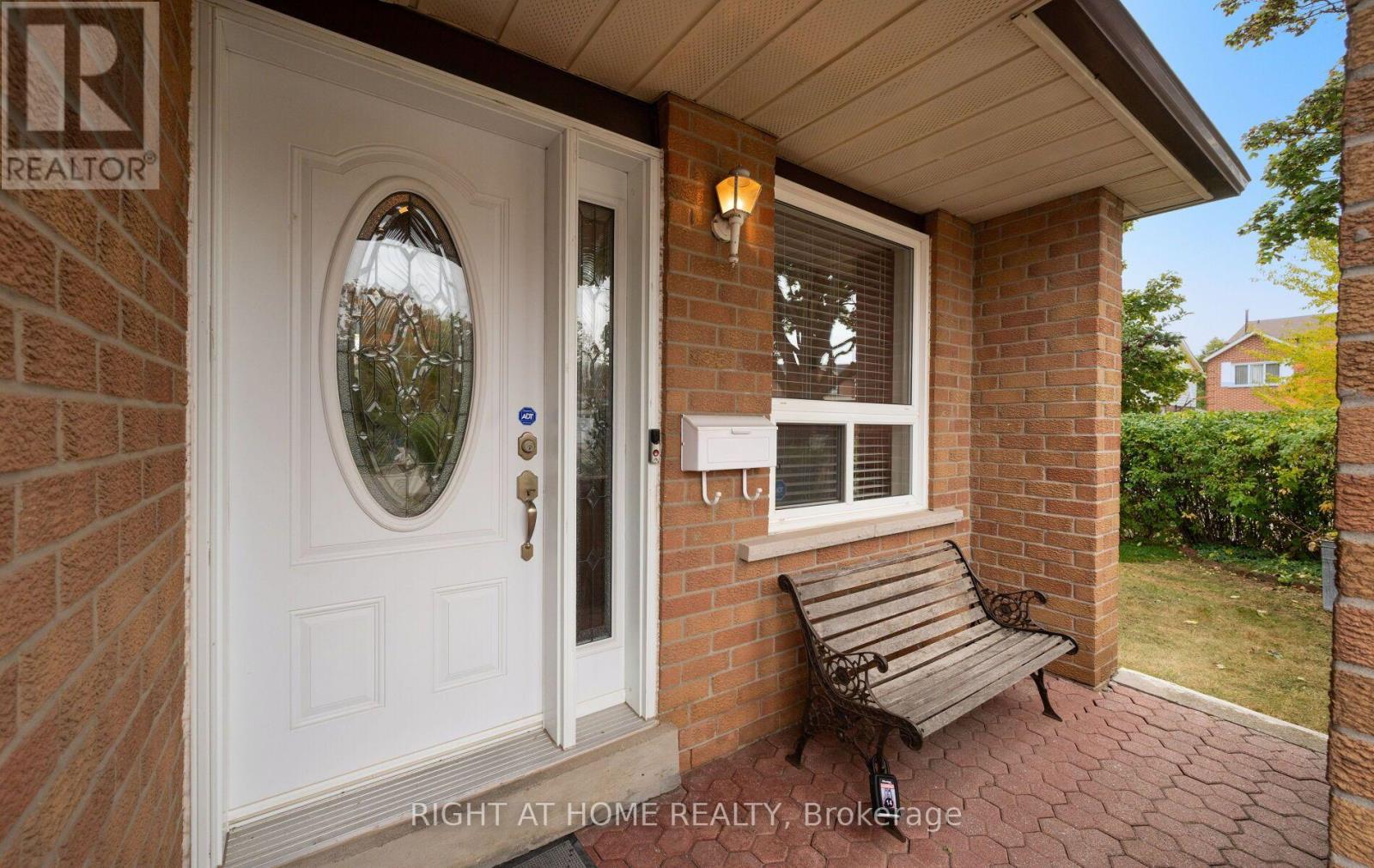 875 Messenger Meadow Drive, Mississauga, Ontario  L5C 3T1 - Photo 5 - W13853160