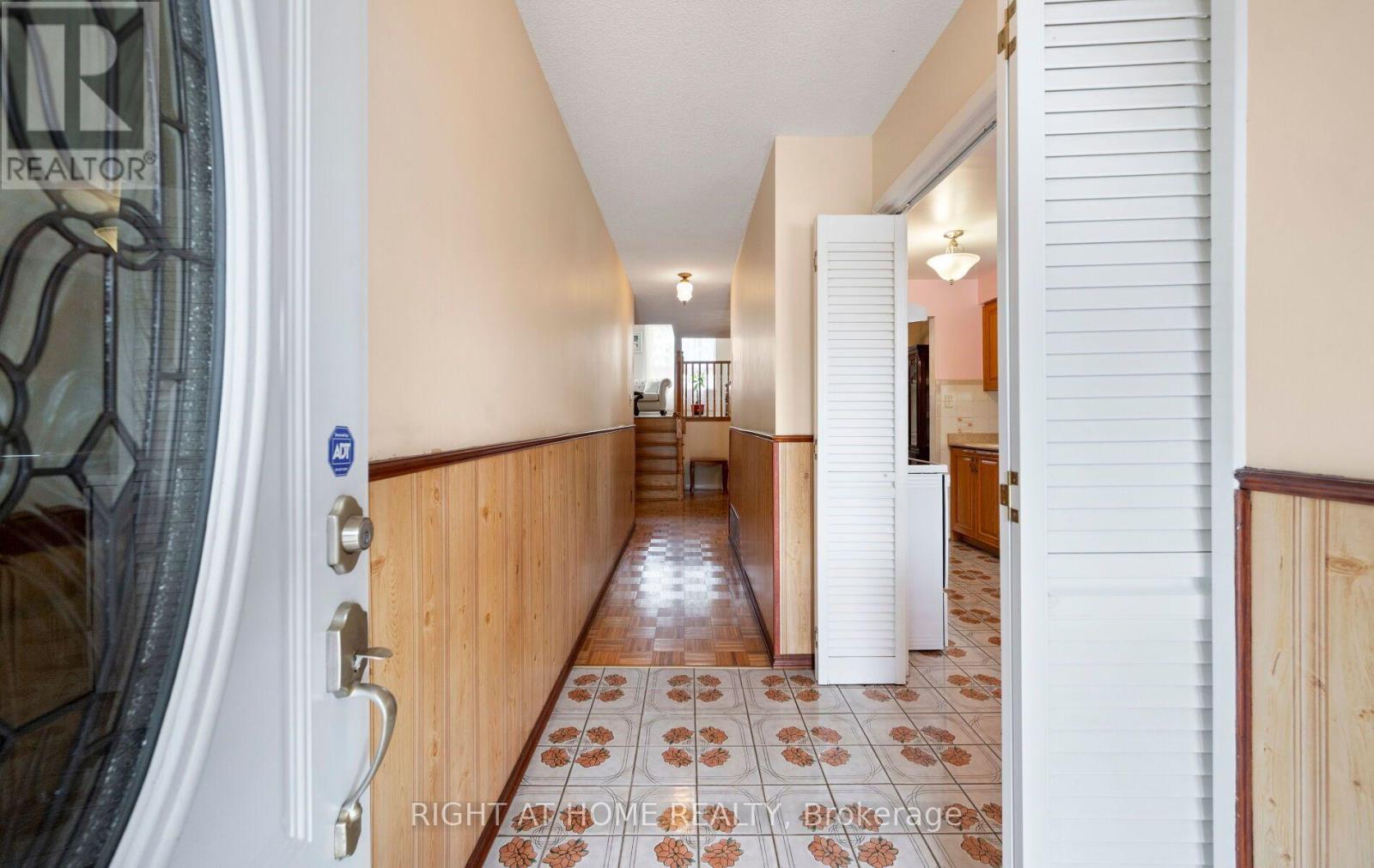 875 Messenger Meadow Drive, Mississauga, Ontario  L5C 3T1 - Photo 6 - W13853160