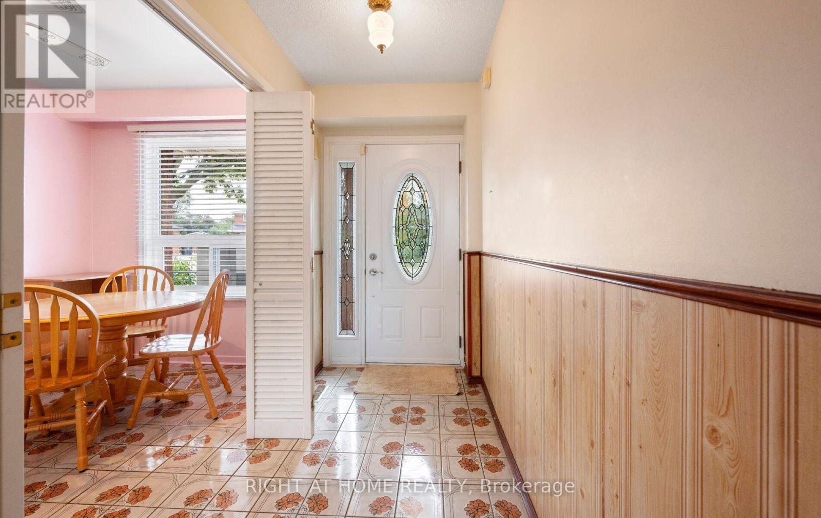 875 Messenger Meadow Drive, Mississauga, Ontario  L5C 3T1 - Photo 7 - W13853160