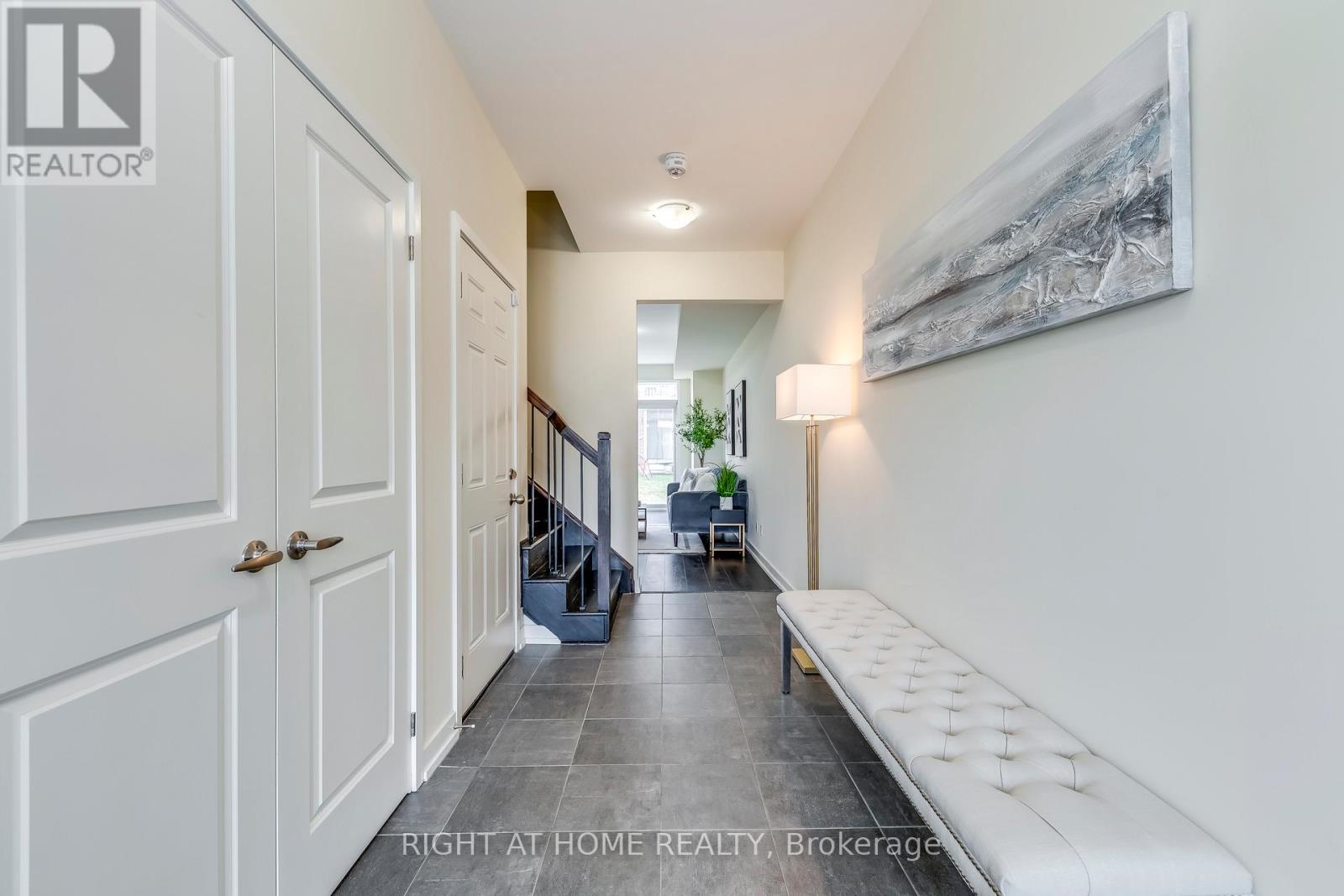272 Squire Crescent, Oakville, Ontario  L6H 0L8 - Photo 2 - W13853292