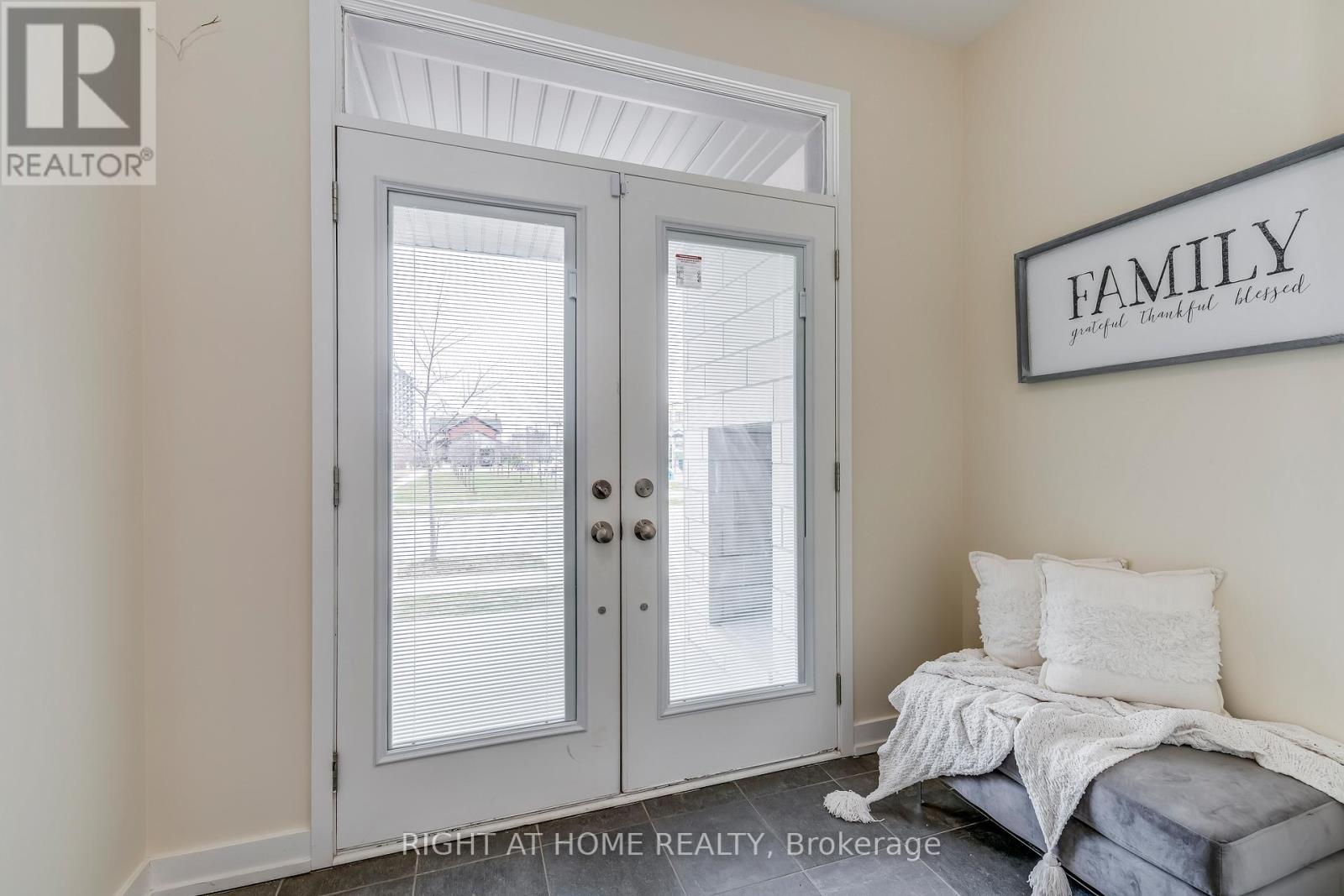 272 Squire Crescent, Oakville, Ontario  L6H 0L8 - Photo 3 - W13853292