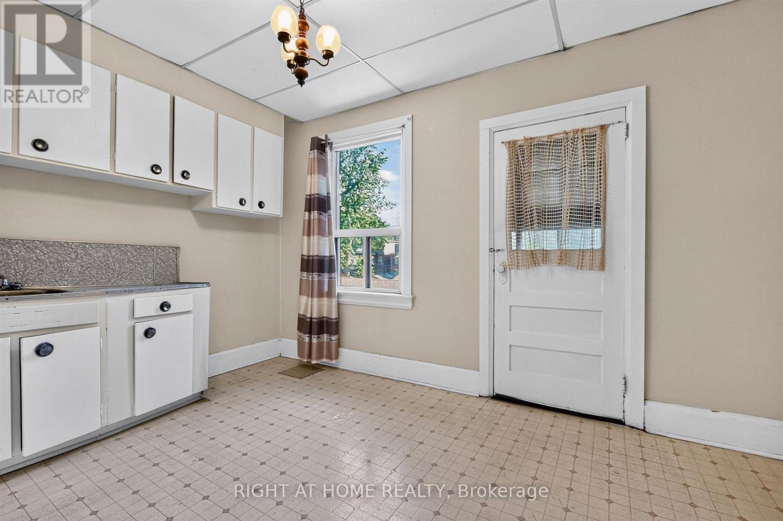 431 Lansdowne Avenue, Toronto, Ontario  M6H 3Y2 - Photo 18 - C13853328