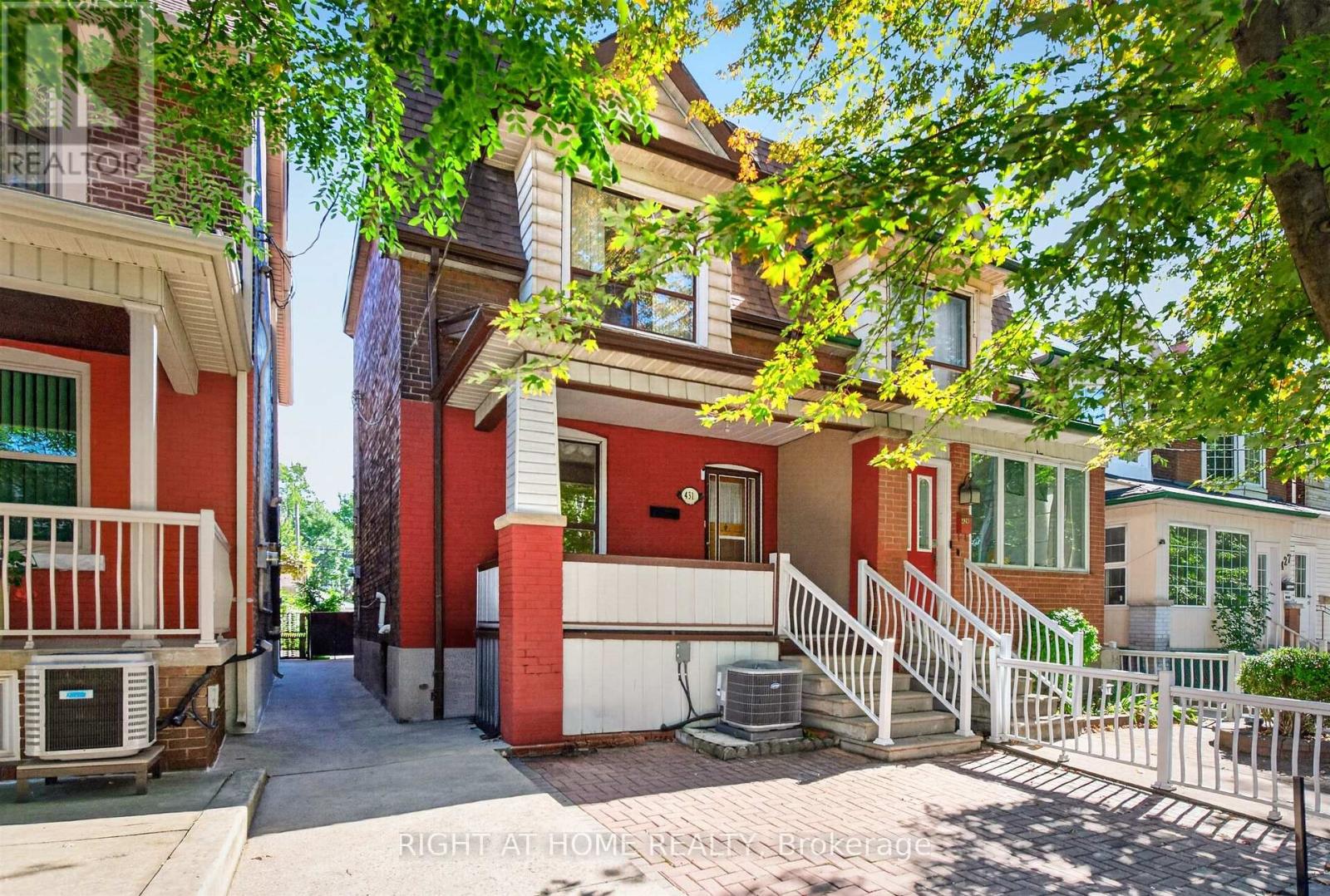 431 Lansdowne Avenue, Toronto, Ontario  M6H 3Y2 - Photo 3 - C13853328