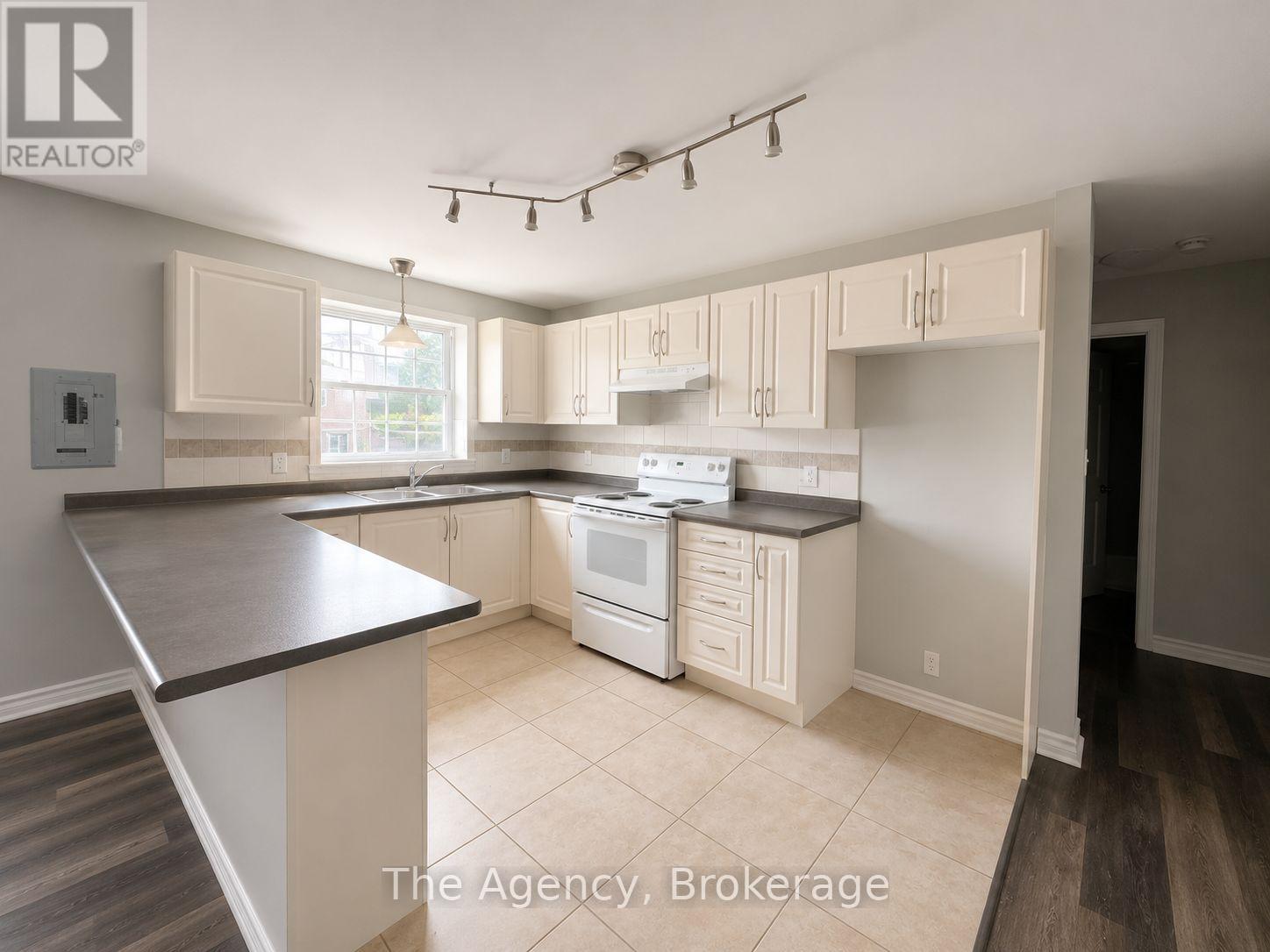 6 - 143 Westchester Crescent, St. Catharines, Ontario  L2P 2N8 - Photo 4 - X13685422