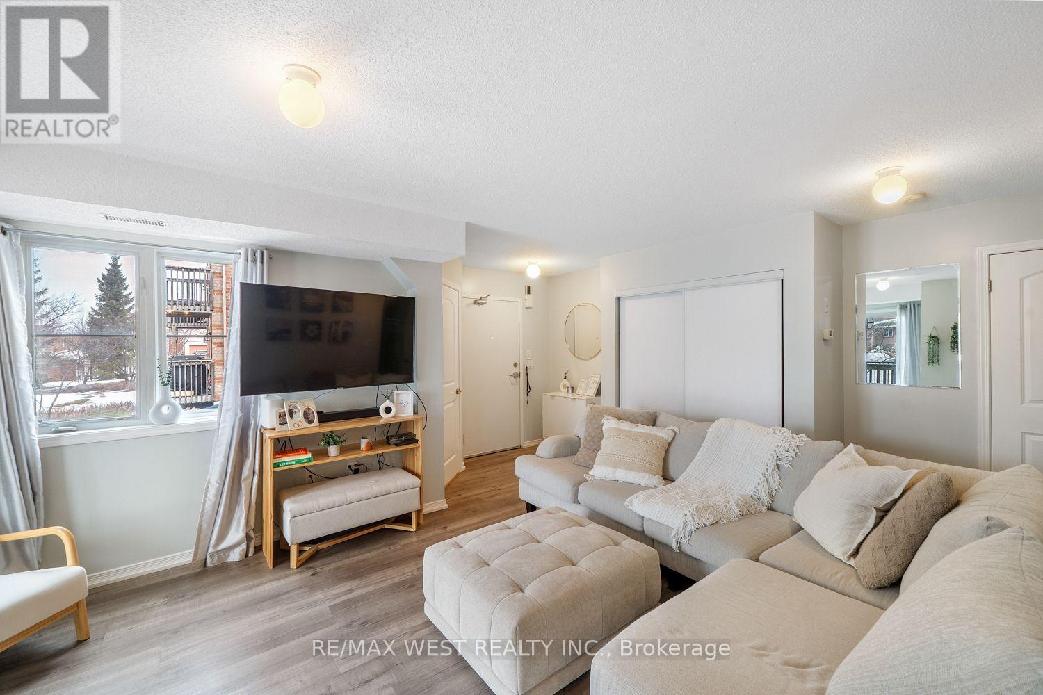 4 - 17 Cheltenham Road, Barrie (Georgian Drive), Ontario  L4M 0E7 - Photo 3 - S13853718