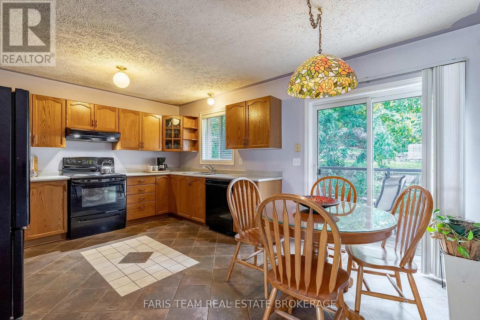 4 Charles Street, Penetanguishene, Ontario  L9M 2G6 - Photo 4 - S13853812