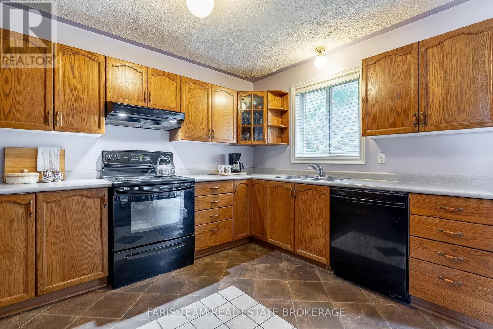 4 Charles Street, Penetanguishene, Ontario  L9M 2G6 - Photo 6 - S13853812
