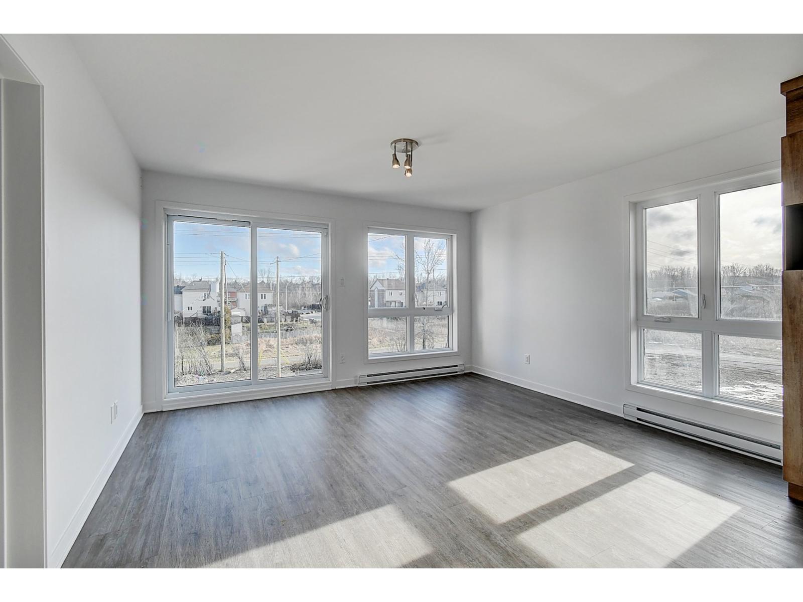 265-267 Rue Angèle-Chartrand Laval (Auteuil) Quebec Canada H7H0B8 5