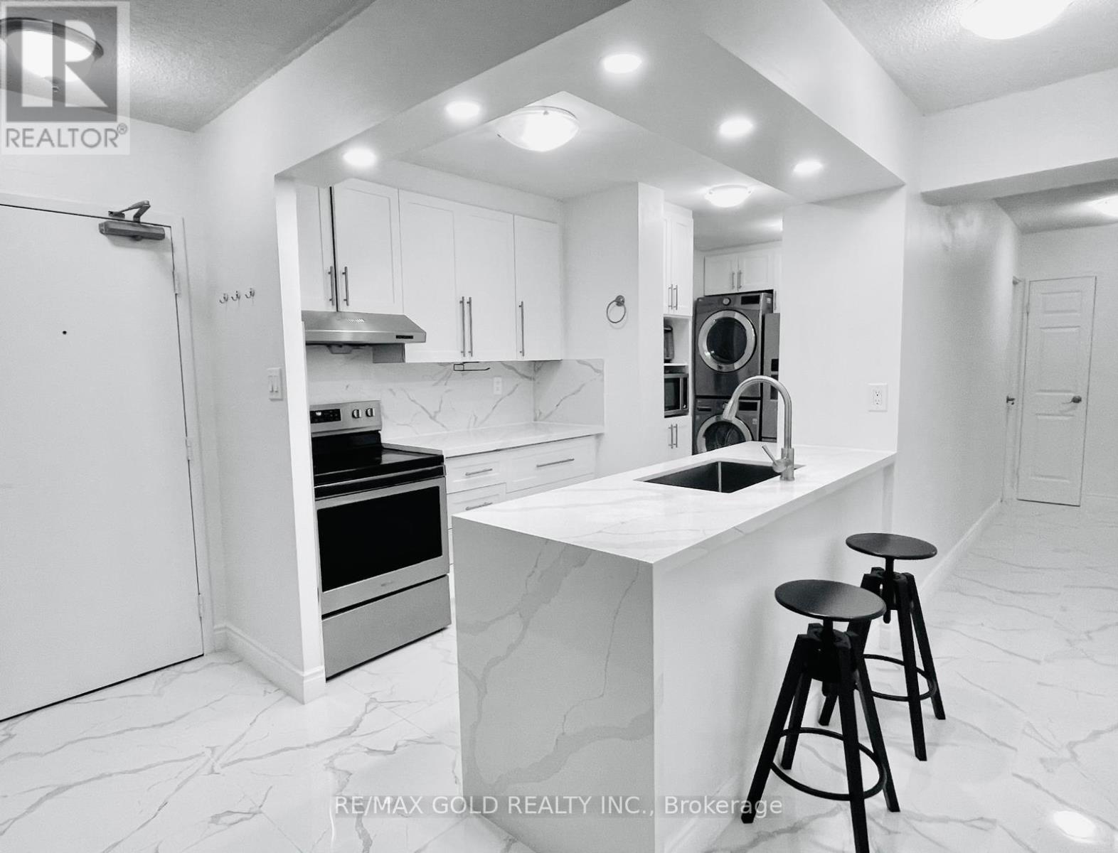 1611 - 390 Dixon Road, Toronto, Ontario  M9R 1T4 - Photo 2 - W13853998