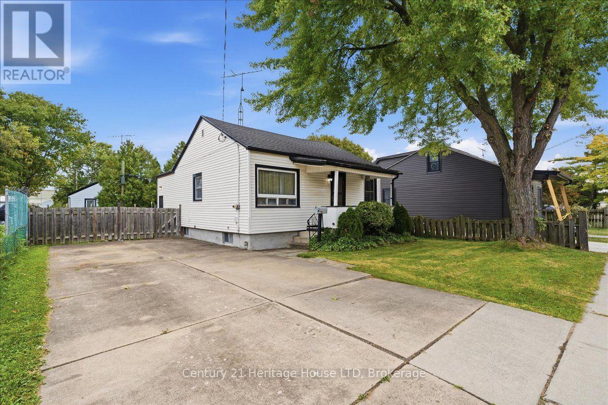 26 Coventry Street, St. Catharines, Ontario  L2R 2X7 - Photo 2 - X13854160