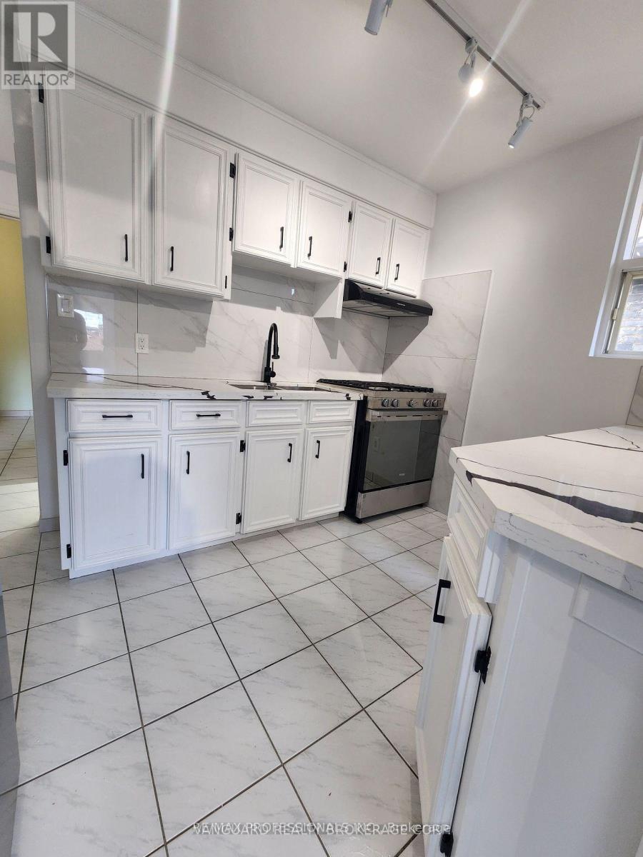 2nd Floor - 232 Montrose Avenue, Toronto, Ontario  M6G 3G7 - Photo 7 - C13854146