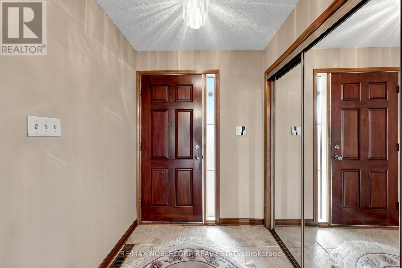 162 Venetian Crescent, Vaughan, Ontario  L4L 5G3 - Photo 4 - N13854402