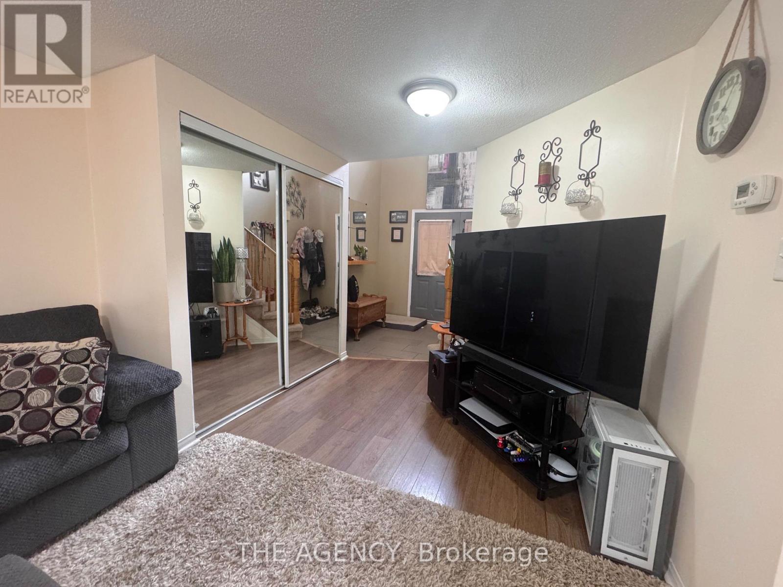 18 Srigley Street, Barrie (Holly), Ontario  L4N 0L9 - Photo 4 - S13854358
