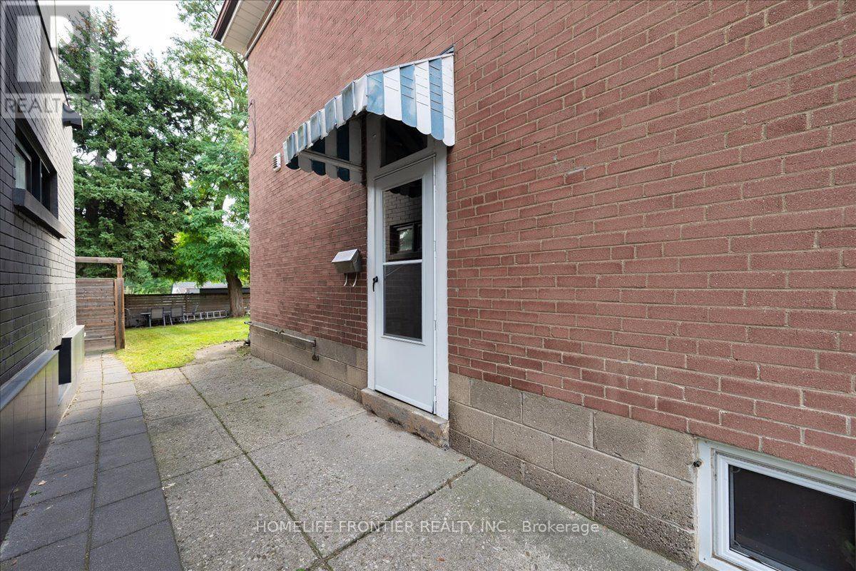 345 Windermere Avenue, Toronto, Ontario  M6S 3L1 - Photo 9 - W13854176