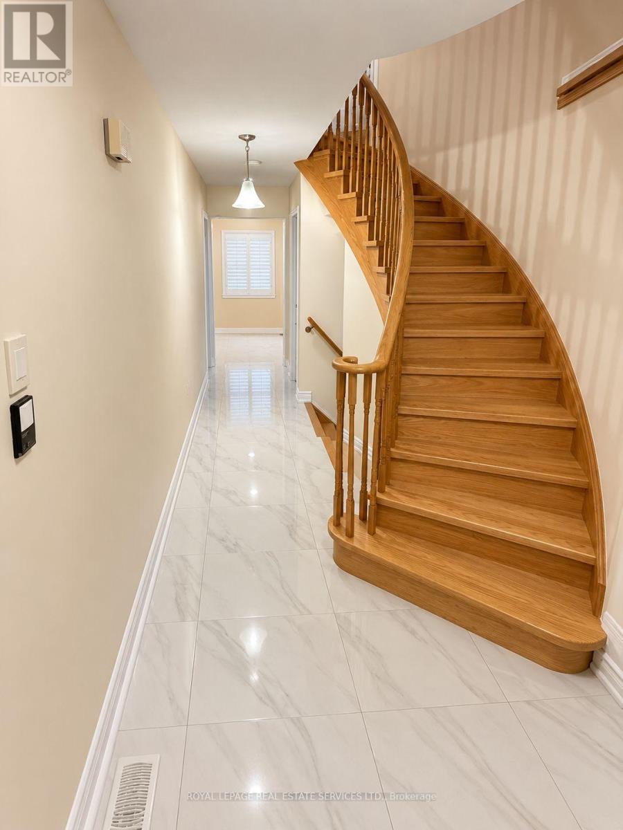 742 Winterton Way, Mississauga, Ontario  L5R 3L6 - Photo 2 - W13854288