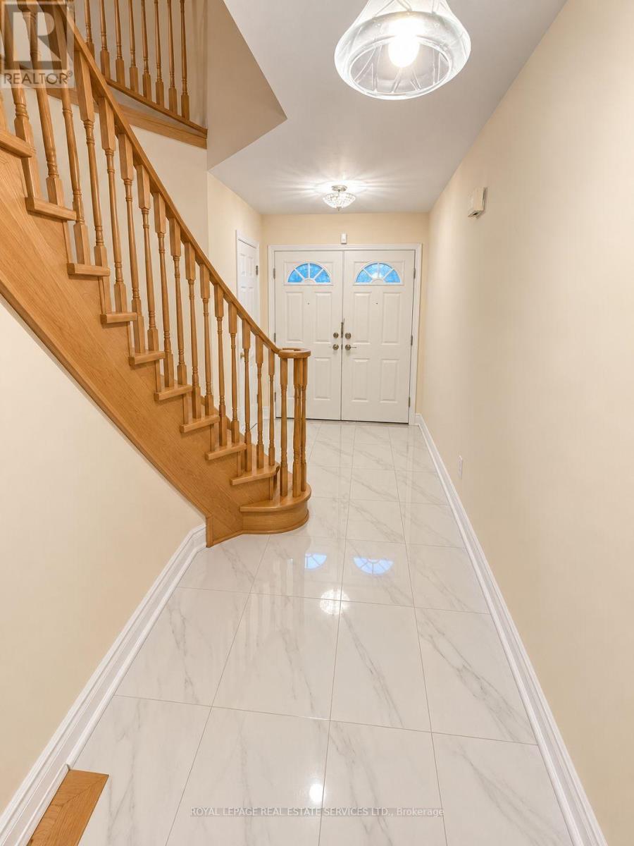742 Winterton Way, Mississauga, Ontario  L5R 3L6 - Photo 3 - W13854288