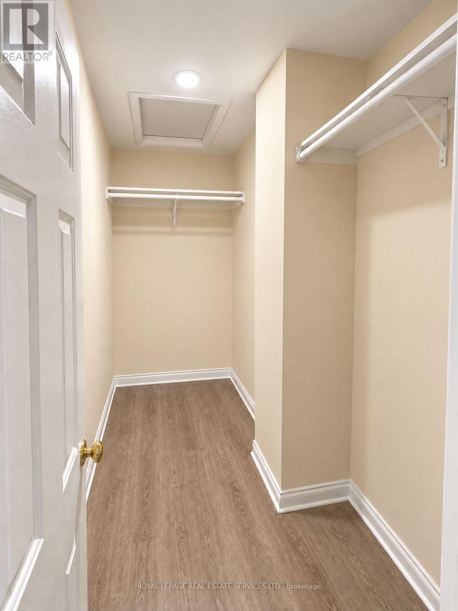 742 Winterton Way, Mississauga, Ontario  L5R 3L6 - Photo 9 - W13854288