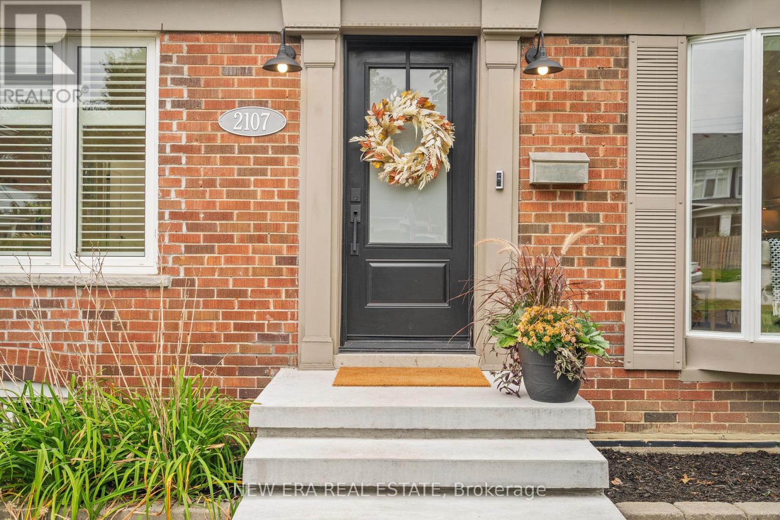 2107 Russett Road, Mississauga, Ontario  L4Y 1C2 - Photo 2 - W13854296