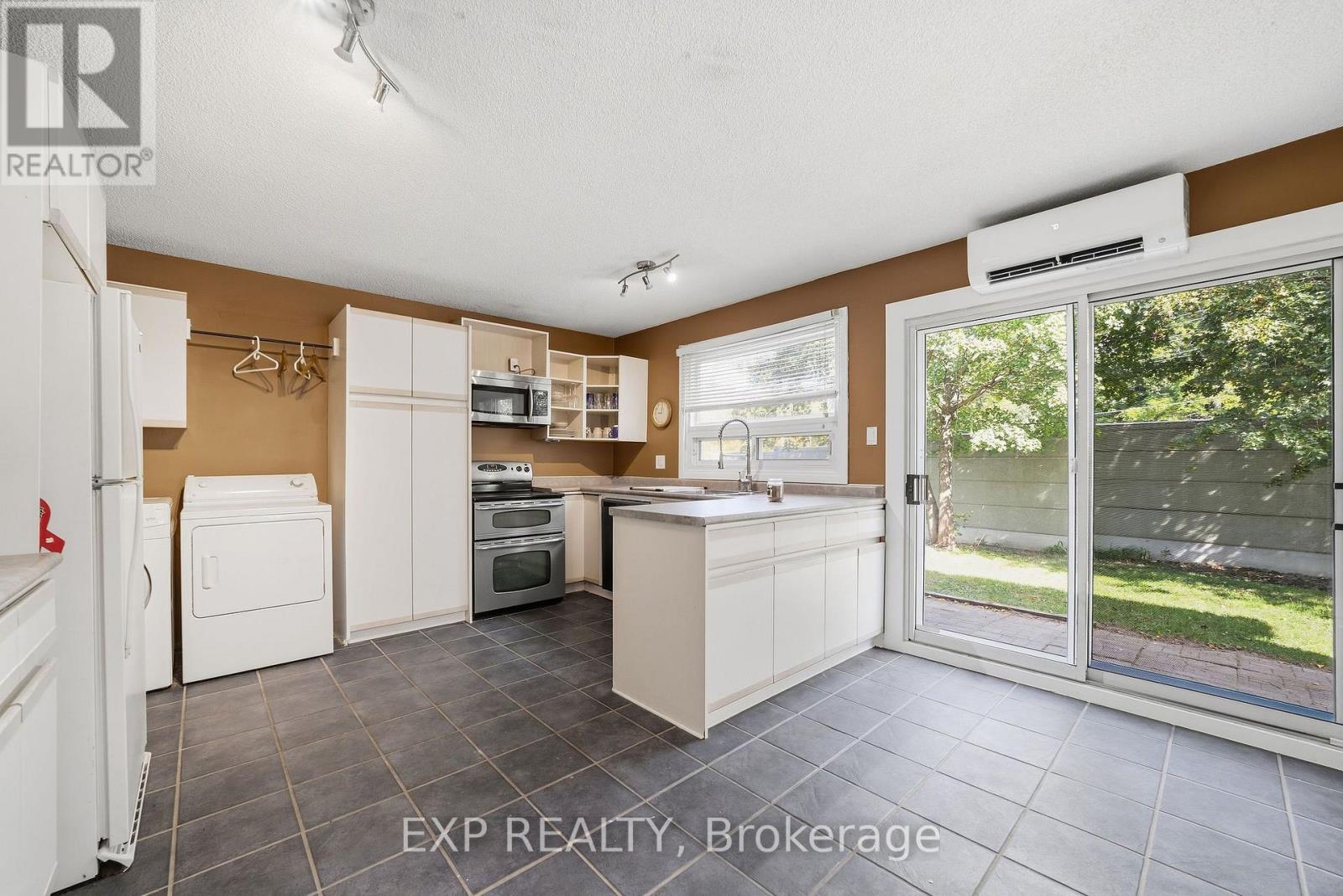 56 Yardley Place, London North, Ontario  N6G 2J3 - Photo 3 - X13854654