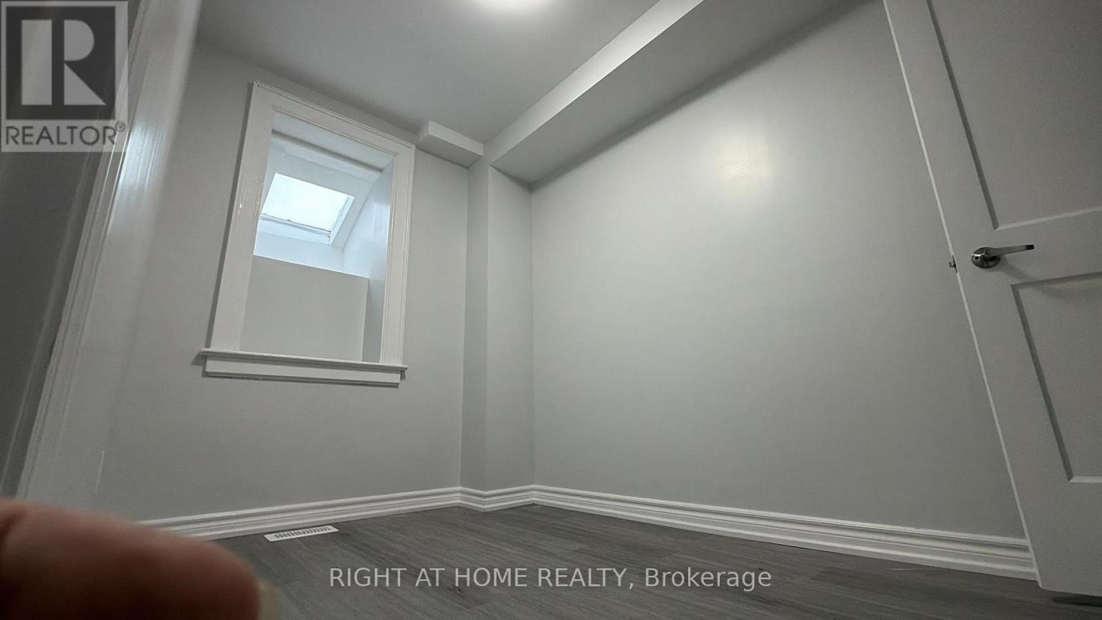 Main - 408 Strathmore Boulevard, Toronto, Ontario  M4C 1N5 - Photo 5 - E13854506