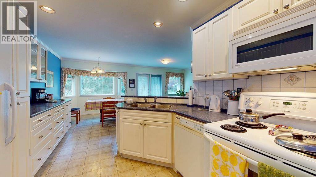 619 Ocean View, Gibsons, British Columbia  V0N 1V3 - Photo 13 - R3171703