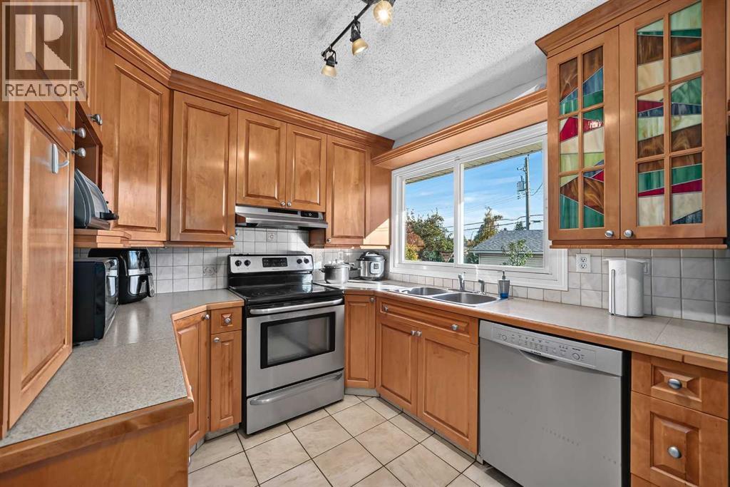 10647 Shillington Crescent SW, Calgary, Alberta  T2W 0N8 - Photo 5 - A2349397
